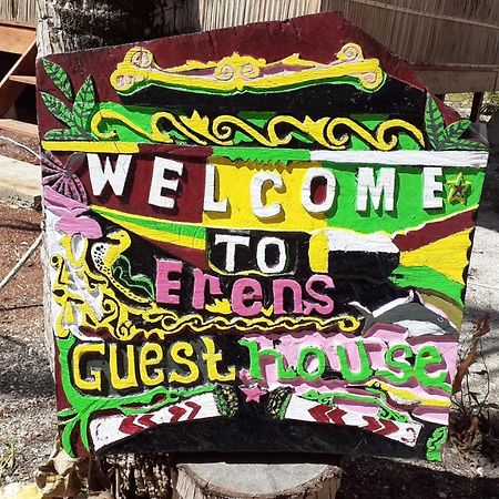 Erens Guest House Waisai ภายนอก รูปภาพ