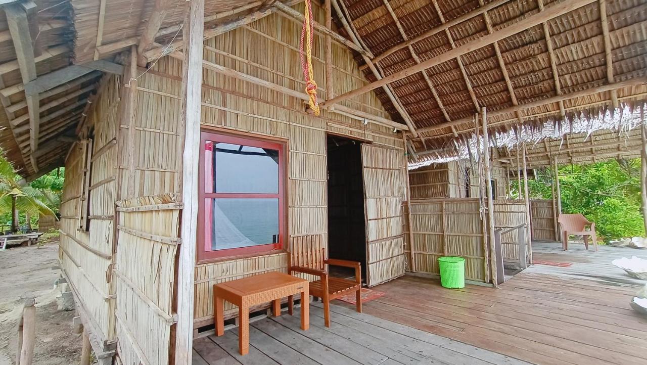 Erens Guest House Waisai ภายนอก รูปภาพ