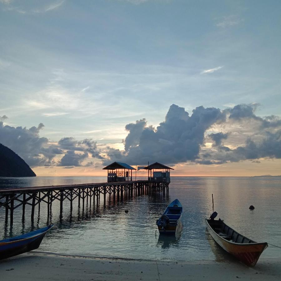 Erens Guest House Waisai ภายนอก รูปภาพ